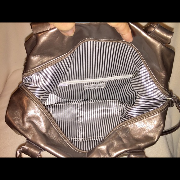 Emillie M Extra Large Shoulder Bag - Picture 7 of 8